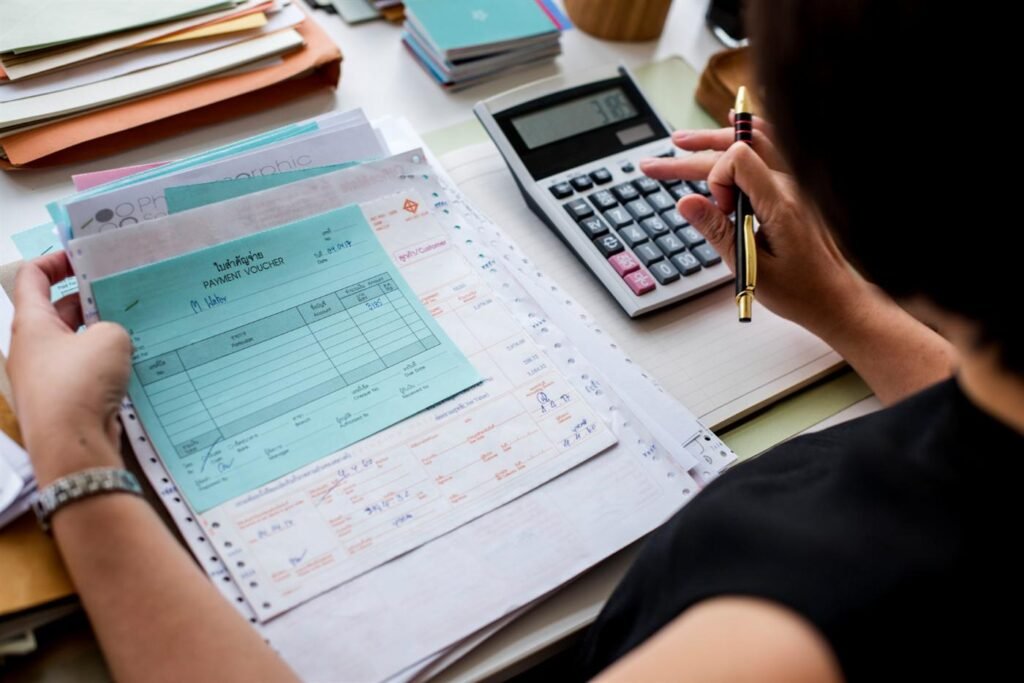 Equipo de LF Contadores revisando la información contable de una empresa