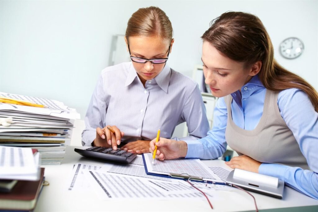 Contador de LF Contadores revisando estados financieros de una empresa